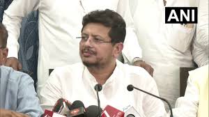 तृणमूल कांग्रेस के बागी नेता ऋतब्रत बनर्जी ने कांग्रेस से कोई संबंध न रहने का दावा किया। उन्होंने कांग्रेस-संबंधित विलय की खबरों को झूठा घोषित किया साथ ही 64 विधायक समर्थन के लिए मांग की।